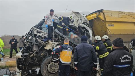 Edirne Lalapaşada Feci Kaza İki kamyon çarpıştı Sürücü feci şekilde hayatını kaybetti